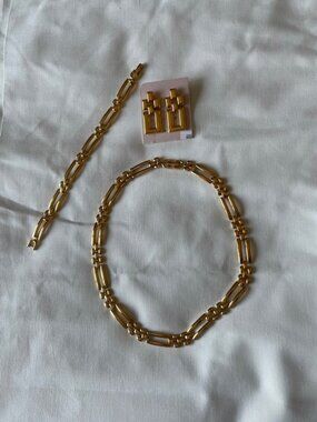 Vintage Monet Choker Necklace, Bracelet and earring Set. Gold plated.